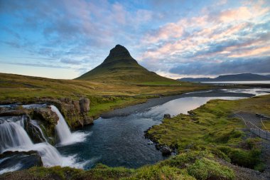 Manzara ve şelaleler güzel gündoğumu. Geç Kirkjufell volkan Snaefellsnes kıyı yarımadanın akşam. Konumu Kirkjufellsfoss, İzlanda.