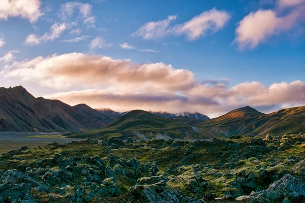 五颜六色的日落在 Landmannalaugar 国家公园 冰岛受欢迎的地热区 风景秀丽的戏剧风景拍摄 — 图库照片