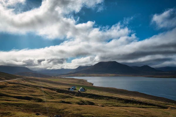 劇的なアイスランドの景色に囲まれた典型的な小さな農場の前にアイスランドの田園風景の眺望 — ストック写真