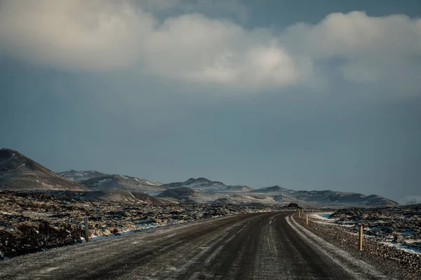 Вождение Зимний Период Дует Снег Через Дорогу Сложные Условия Вождения — стоковое фото