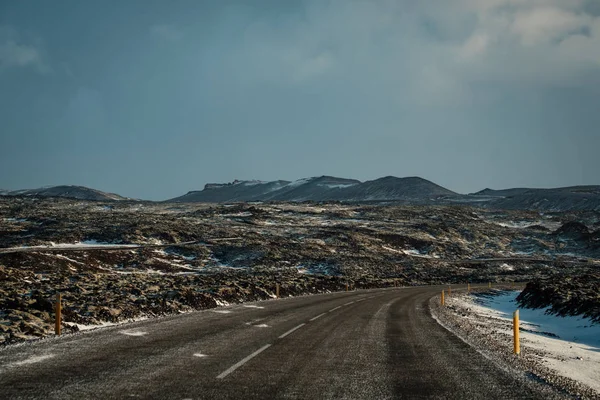 Körning Isländska Vinter Blåser Snö Över Vägen Svåra Körförhållanden Vintersäsongen — Stockfoto