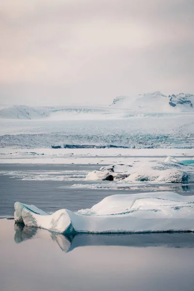 流行冰川泻湖的冬季风景视图与许多小冰山 Jokulsarlon 东部冰岛 — 图库照片