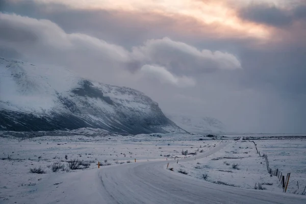 Vista Bonita Paisagem Inverno Estrada Circular Dourada Islândia Durante Pôr — Fotografia de Stock