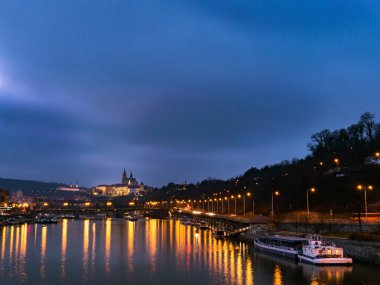 Köprü Vltava Nehri ve tarihi merkezi Prag Prag Kalesi, Bina ve yapılar eski Town, Prague, Çek Cumhuriyeti ile doğal görünümü.