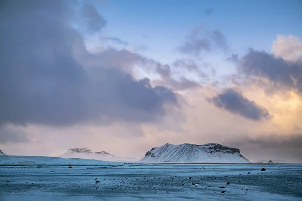 Dramatische Ijslandse Landschap Met Sneeuw Bedekt Bergen — Stockfoto