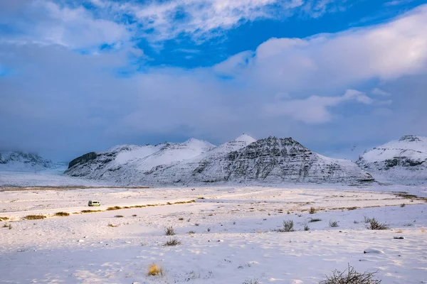 Dramatický Islandských Krajinu Sněhem Zahrnuty Hory — Stock fotografie