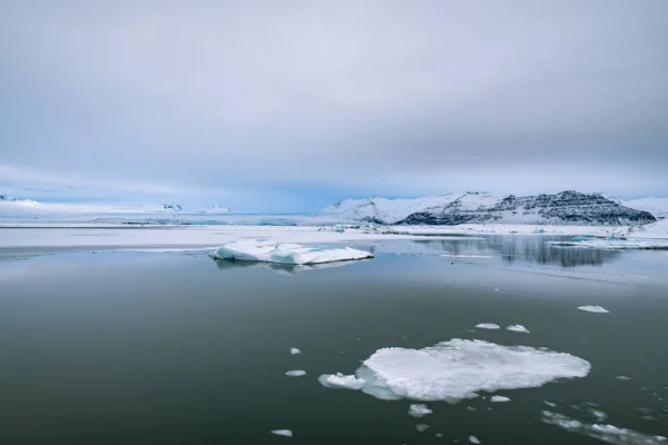 Dramatyczny Krajobraz Islandzki Malowniczy Widok Gór Lodowych Laguny Jokulsarlon Islandia — Zdjęcie stockowe