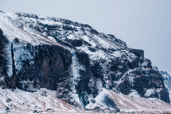 戏剧性冰岛风景与雪覆盖的山与冰冻 Warefall — 图库照片