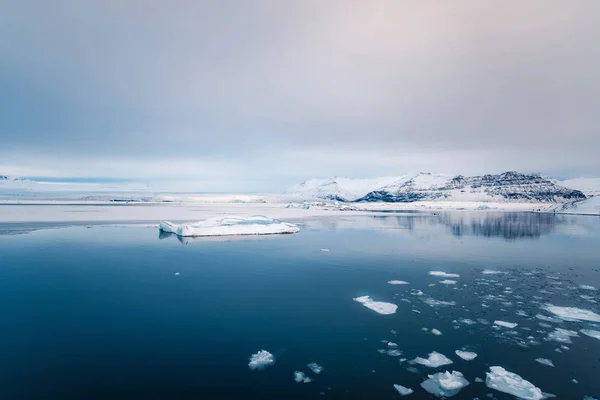 流行冰川泻湖的冬季风景视图与许多小冰山 Jokulsarlon 东部冰岛 — 图库照片