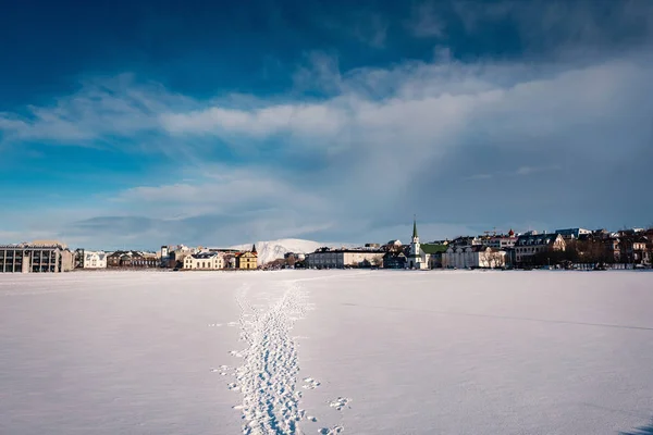 Malebný Pohled Zamrzlé Jezero Zimním Období Reykjavik City Downtown Dálce — Stock fotografie