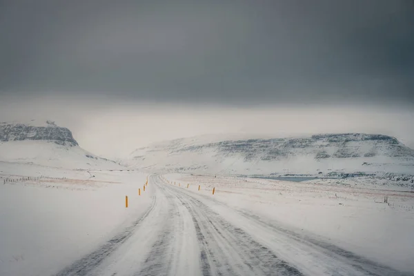 Зимний Пейзаж Исландской Дороги Время Снежной Бури Покрытой Снегом Горой — стоковое фото