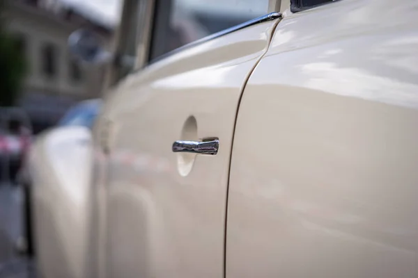 Melihat Lebih Dekat Pada Mobil Putih Klasik Tua Adegan Eksterior — Stok Foto