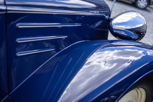 Regardez Près Une Vieille Voiture Bleue Classique Scène Extérieure Automobile — Photo