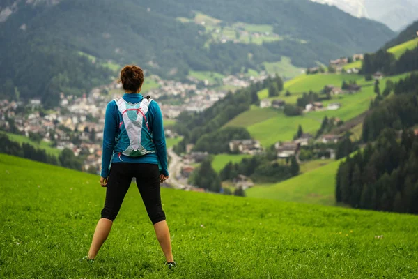 Ung Kvinna Som Njuter Vacker Vandring Italienska Dolomiterna Hikking Ett — Stockfoto