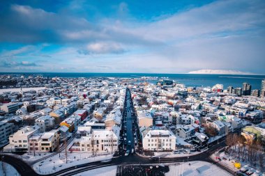 Reykjavik şehir merkezinde bir altın akşam ışık altında. Sermaye şehir İzlanda Reykjavik kış karla kaplı dağlarla çevrili.
