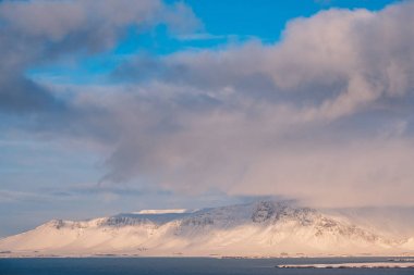 Dramatik İzlanda yatay, kar dağların kaplı. İzlanda'daki soğuk kış günü.