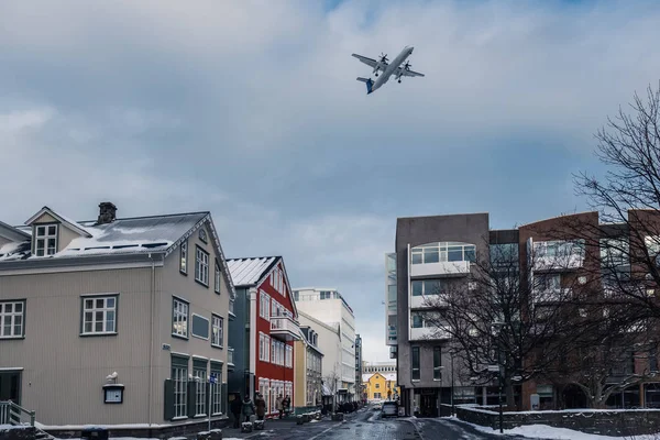 Reykjavik Centro Con Aterrizaje Avión Aeródromo Cercano Islandia — Foto de Stock