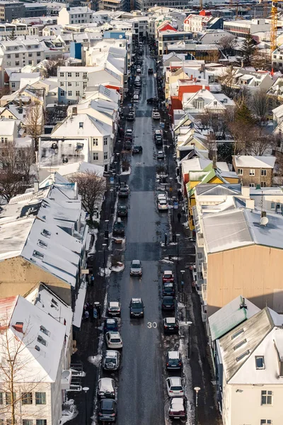 Yukarıdan izlendi çatılar havadan görünümü geleneksel imar Reykjavik, İzlanda kışın kar ile kaplı.