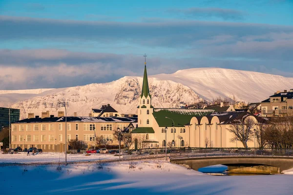 Hermosa Toma Del Centro Reikiavik Con Iglesia Luterana Una Luz — Foto de Stock