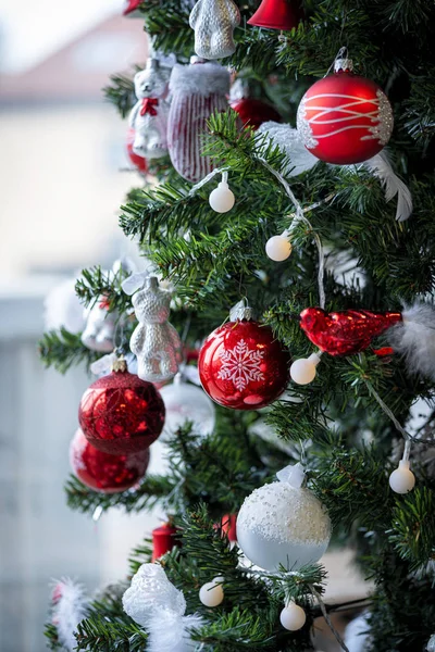 Fondo Navidad Vista Detallada Las Bolas Rojas Plateadas Decoraciones Festivas Fotos De Stock Sin Royalties Gratis
