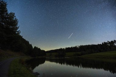 gece fotoğraf gökyüzü, yıldızlar ve Samanyolu dolu.