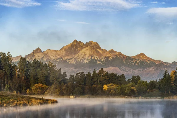Peaceful Mountain Scene Calm Lake Colorful Trees High Peaks Golden — Stock Photo, Image