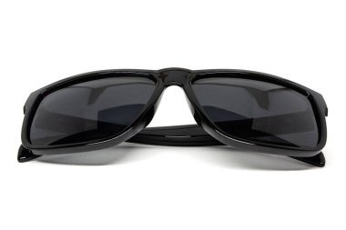 Beyaz arkaplanda izole edilmiş siyah güneş gözlükleri