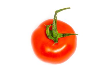 Beyaz arka planda izole edilmiş parlak bir domates. Küçük bir gölge.