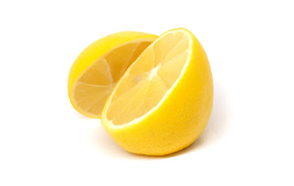Beyaz arkaplanda yarım limon izolasyonu kes