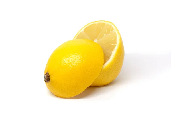 Beyaz arkaplanda yarım limon izolasyonu kes