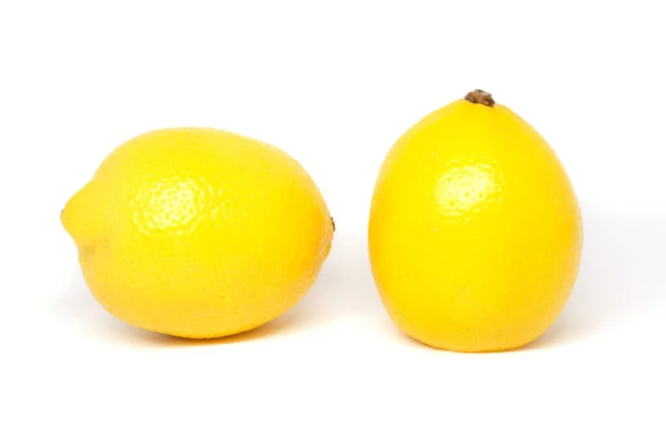 Beyaz arkaplanda iki limon izole edildi