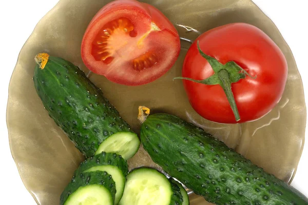 Grüne Frische Geschnittene Gurken Und Tomaten Auf Glasplatte Isolieren Auf — Stockfoto