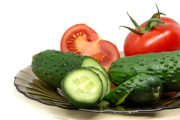 Cetriolo Fresco Verde Tagliato Fette Pomodoro Piatto Vetro Isolato Bianco — Foto Stock