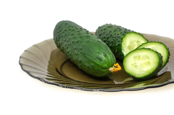 Grüne Frische Gurke Scheiben Geschnitten Auf Glasplatte Isolieren Auf Weiß — Stockfoto