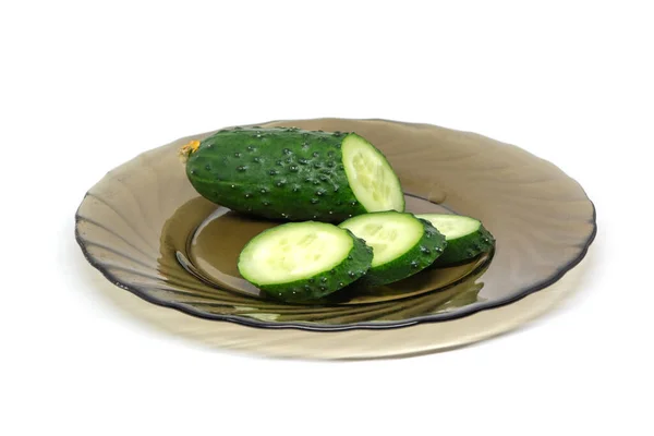Groene Verse Komkommer Gesneden Glasplaat Isolaat Wit — Stockfoto