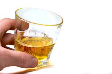 Tetikleyici Highball, insan eliyle beyaz arkaplanda izole edildi