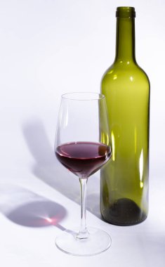 Şişe ve bir kadeh kırmızı şarap.