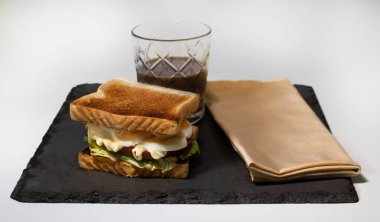 Yumurta, marul, domates ve meyve suyu ile sebzeli sandviç. Hapis için sağlıklı yiyecekler.