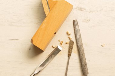 beyaz tahta üzerinde marangoz aletleri sipariş etti.