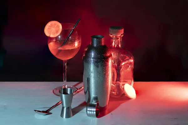 Kokteyl Masasında Kokteyl Karıştırıcısı Bardak Şişe — Stok fotoğraf