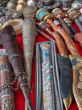 Çeşitli Nepal Hatıra Eşyası, khukuri ve ibadet tekerlerimi