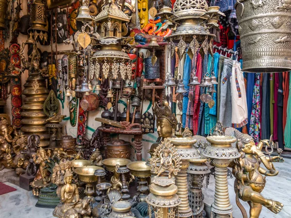 Nepali souvenirbutik som specialiserat sig på metall Royaltyfria Stockfoton