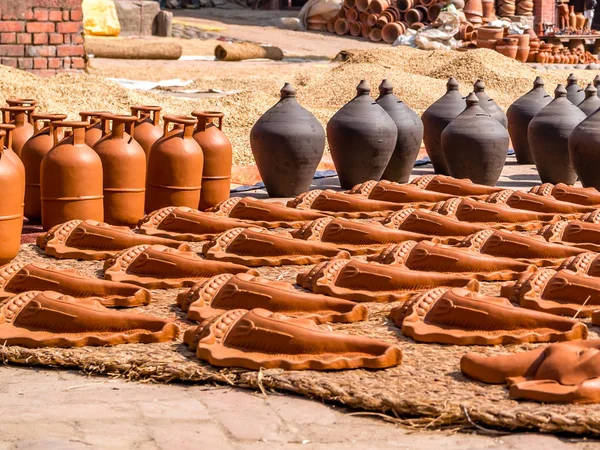 Cerámica y secado de arroz al sol, Nepal Imagen De Stock