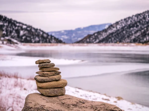 Rock Cairn in Front of Frozen Lake — Stock Photo, Image