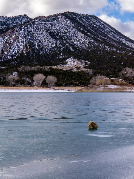 Boulder en la superficie del lago congelado — Foto de Stock