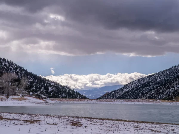 Lago congelado debajo del cielo azul y nublado — Foto de Stock