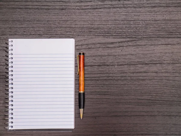 Escritorio de madera, Cuaderno en espiral, Lápiz sobre el escritorio — Foto de Stock