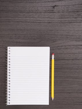 Masaüstü ile Spiral Defter, sarı kurşun kalem