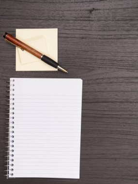 Karanlık Danışma, Spiral defter, yapışkan notlar, kalem