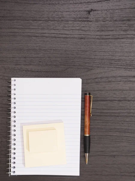 Scrivania, notebook a spirale, appunti adesivi, penna — Foto Stock